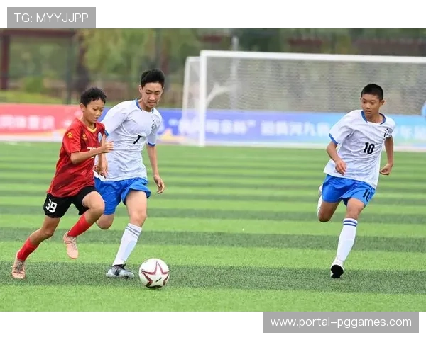 足球电竞与传统体育融合创新路径探索推动青少年兴趣培养与发展